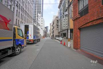 敷地の南側前面道路（東側から）