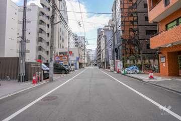 敷地の北側前面道路（西側から）