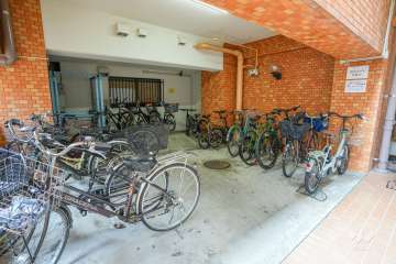 屋内に設けられた駐輪場