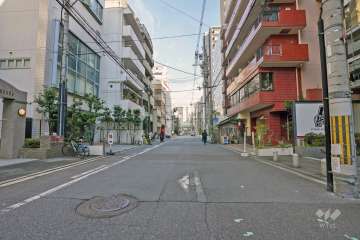 敷地の南側前面道路は安堂寺橋通です（西側から）。