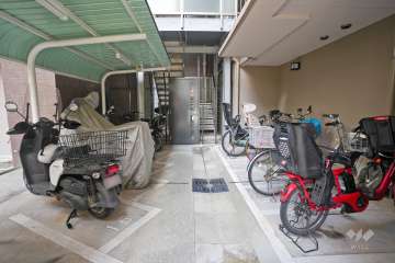 バイク置場と駐輪場