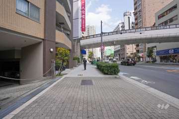 敷地南側の前面道路（西側から）