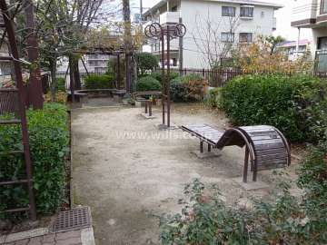 敷地内の小さな公園