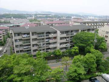 コープ野村ウィンディ北千里の遠景。周辺は区画の整った住宅地です。