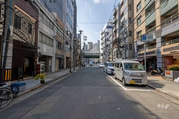 敷地の南側前面道路（東側から）
