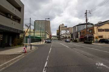 敷地東側の前面道路（南側から）
