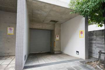 駐車場の出入り口（シャッター付き）