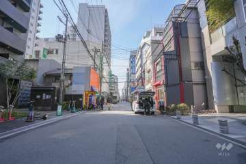 敷地の南側前面道路（東側から）