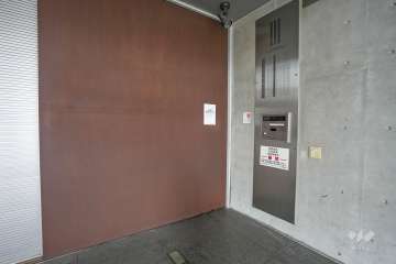 エントランスはオートロック付きです。　