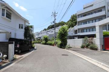 敷地南側の前面道路（東側から）