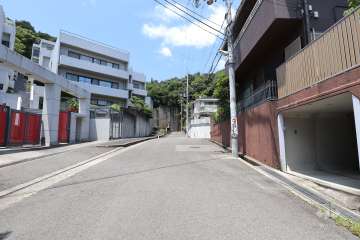 敷地東側の前面道路（南側から）