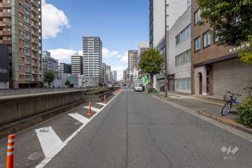 敷地西側の前面道路