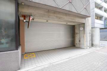 駐車場の出入り口（シャッタート付き）