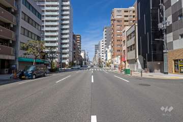 敷地西側の前面道路