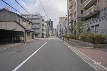 敷地東側の前面道路（北側から）