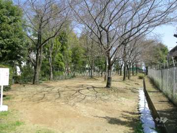 家庭菜園やゴルフ練習場に続く小道