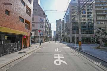 敷地西側の前面道路（北側から）