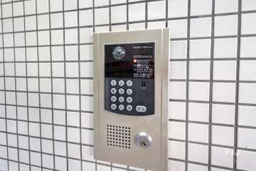 エントランスはオートロック付きです。