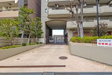 駐車場出入り口（リングシャッター付き）