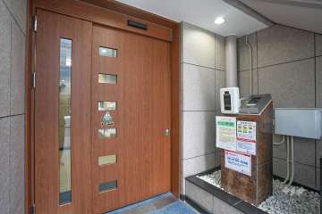 エントランスはオートロック付きです。