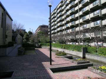 水路が流れ、水車も回るプロムナード