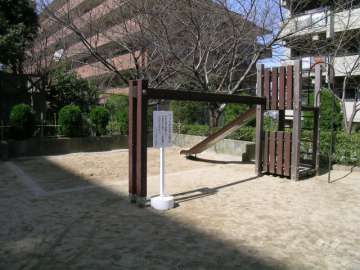 プロムナードに続く広場。遊具が設置され子供の遊び場にもピッタリです。