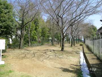 ゴルフ練習場と家庭菜園に続く小道
