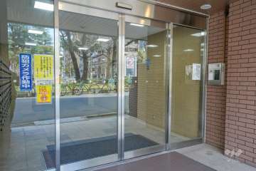 エントランスはオートロック付きです。