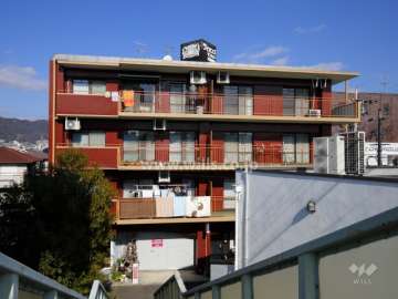 ライオンズマンション箕面桜井の外観（南側から）