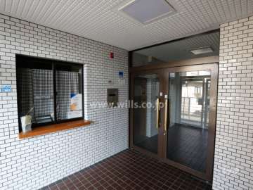 エントランスはオートロック付きです。