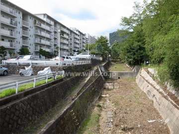 敷地北側には白瀬川が流れています。