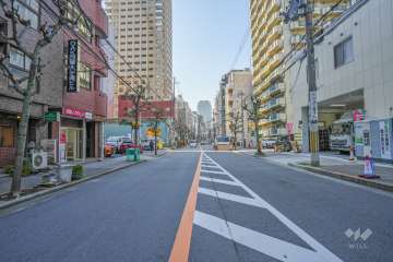 敷地の北側前面道路（東側から）