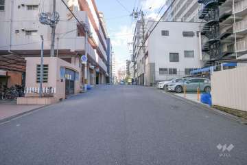 敷地の南側前面道路（西側から）