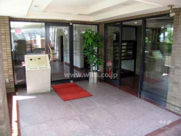 エントランスはオートロック付きです。