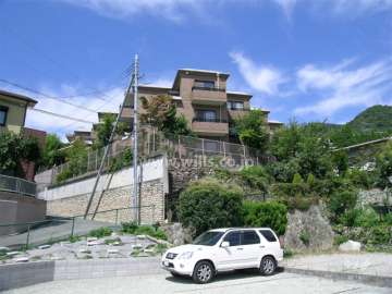 やや高台にあります。