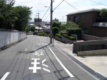 周辺は第一種低層住居専用地域に指定された一戸建てが中心に建ち並ぶ住宅地です。