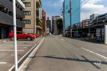 敷地南側の前面道路（西側から）
