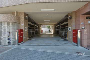 駐車場の出入り口（ロボットゲート付き）