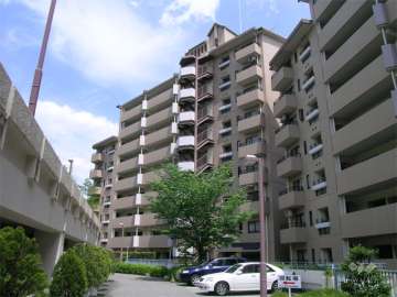 ルミナス箕面の森一番街１号棟の外観（北西側から）