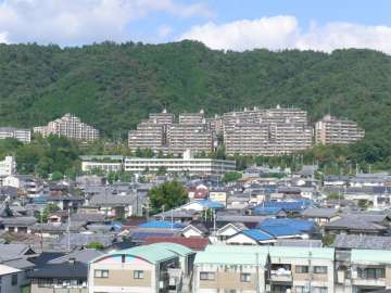 ルミナス箕面遠景。緑豊かな住環境。