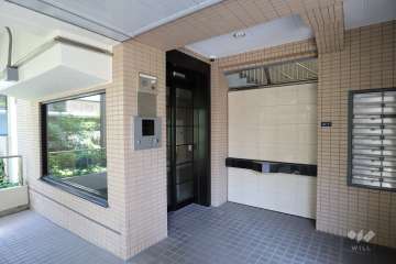 エントランス（1階）はオートロック付きです。