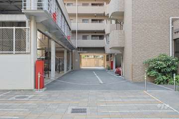 駐車場出入り口（北側・ロボットゲート付き）