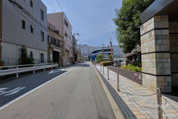 敷地の南側前面道路（東側から）