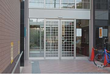 エントランスはオートロック付きです。