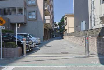 駐車場の出入り口（ロボットゲート付き）