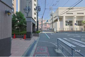 敷地の南西側前面道路（北西側から）