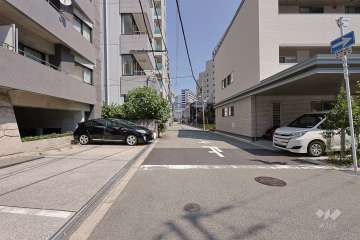 敷地南東側の前面道路（南西側から）