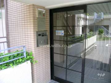 エントランスはオートロック付きです。