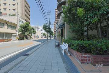 敷地の北西側前面道路（南西側から）