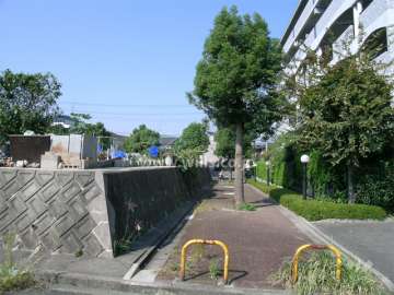 南側の棟の前には歩道が通っています。